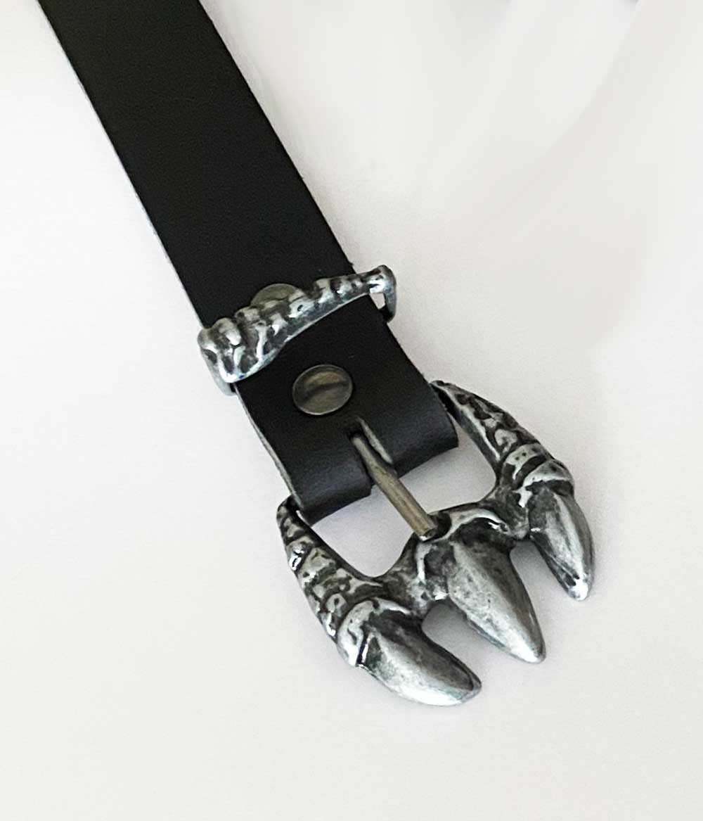 Ceinture Seyrawyn :  en cuir noir avec une boucle en métal en forme de patte de dragon